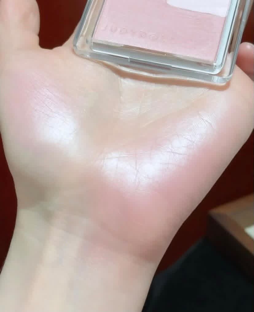 randrayja's tweet photo. blushnya bikin pipi auto kayak “habis mandi” bikin fresh + pink natural, glowing shimmer bening kayak dari dalam.￼ https://t.co/oNJxnvJSFB