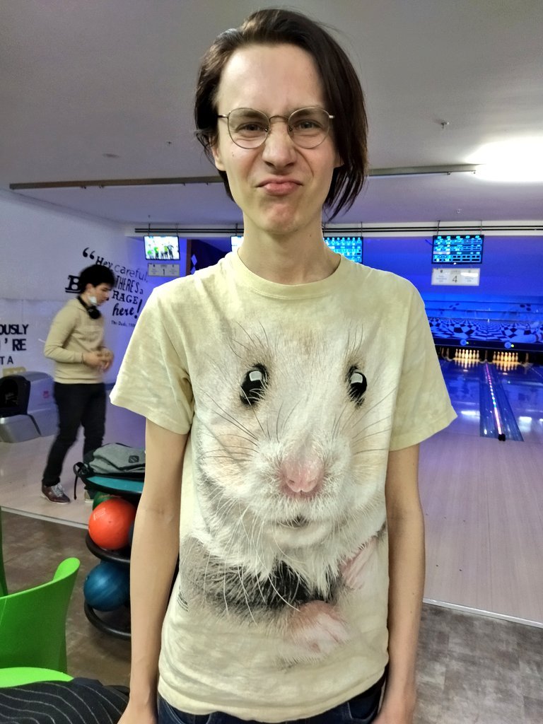 ArturGalata's tweet photo. 日本人「七の次は？」

私「八」

日本人「七百万の次は？」

私「はっぴゃくまん…いや違う！やおよろず！八百万と書いて『やおよろず』だ！我が名は日本推しラトビア人アルトゥル！日本語の難読漢字はお手の物！」

日本人「ななひゃくまんいち」

って言われた時の私、こんな顔だった。 https://t.co/QxK7uSeMCq