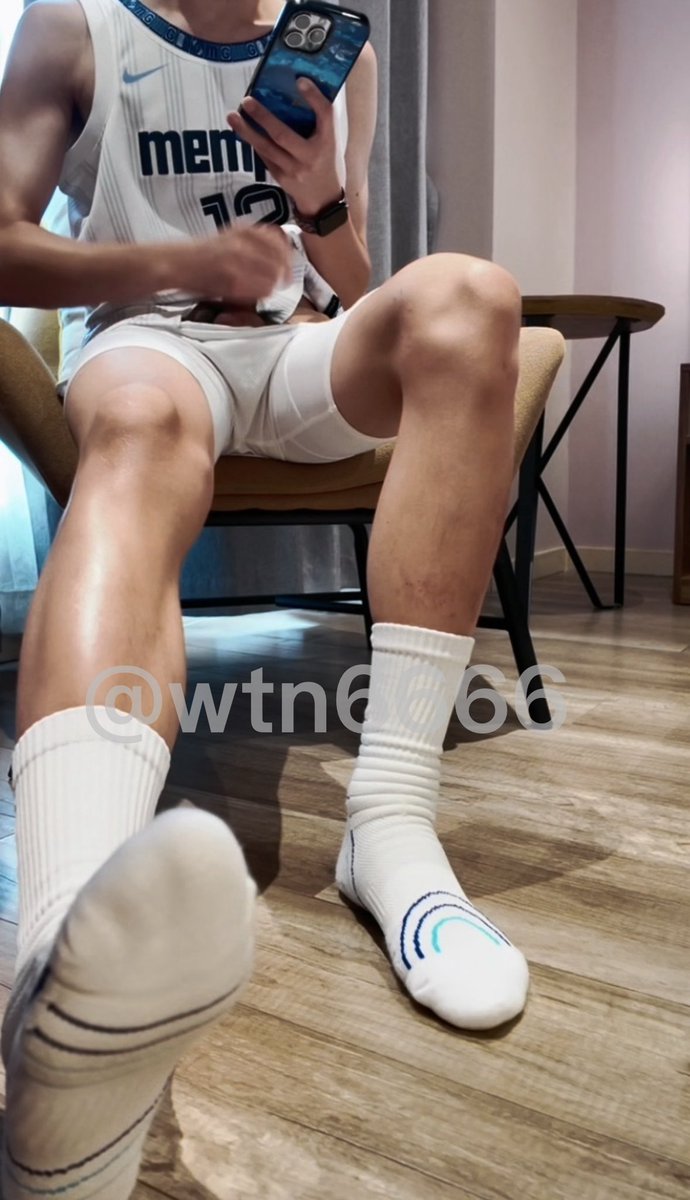 wtn6666's tweet photo. 骚狗就只配躲在角落，看你爹回到酒店打飞机✈️，盯着爹的脚底板发骚🧠
#高弹 #自飞 
部分截图在完整版 https://t.co/KnkXbLKO5o