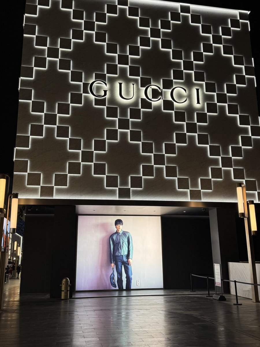 jinnieslamp's tweet photo. Another look at Jin’s Gucci Primavera campaign spotted in Wuhan, China! 🇨🇳

📍 Wuhan International Plaza

JIN FOR GUCCI PRIMAVERA
#JinxGucci #GucciPrimavera
#Jin #Gucci @gucci https://t.co/m40q16RPJg