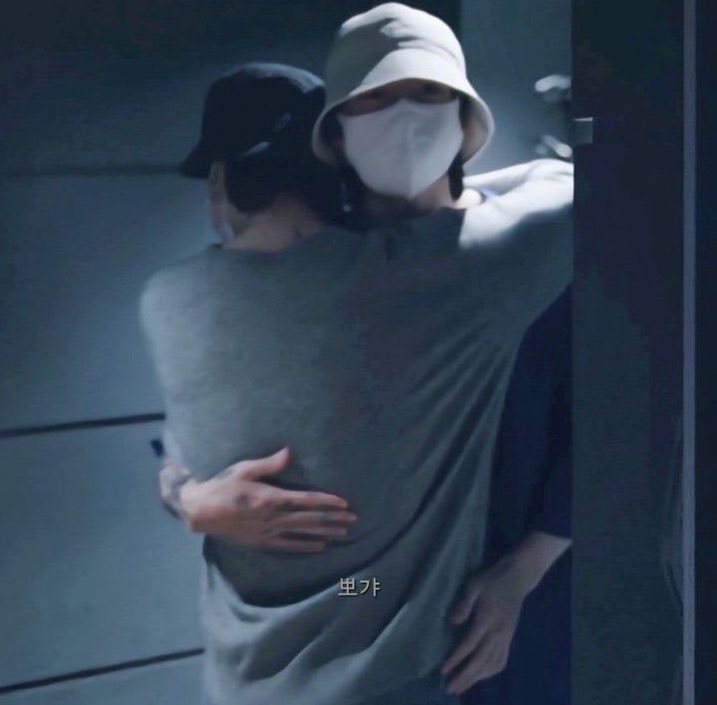 pjmitmuse's tweet photo. enquanto jimin abraça pelo pescoço, o jungkook abraça pela cintura e costas 🫳🏻 https://t.co/5dRF6yu1ds