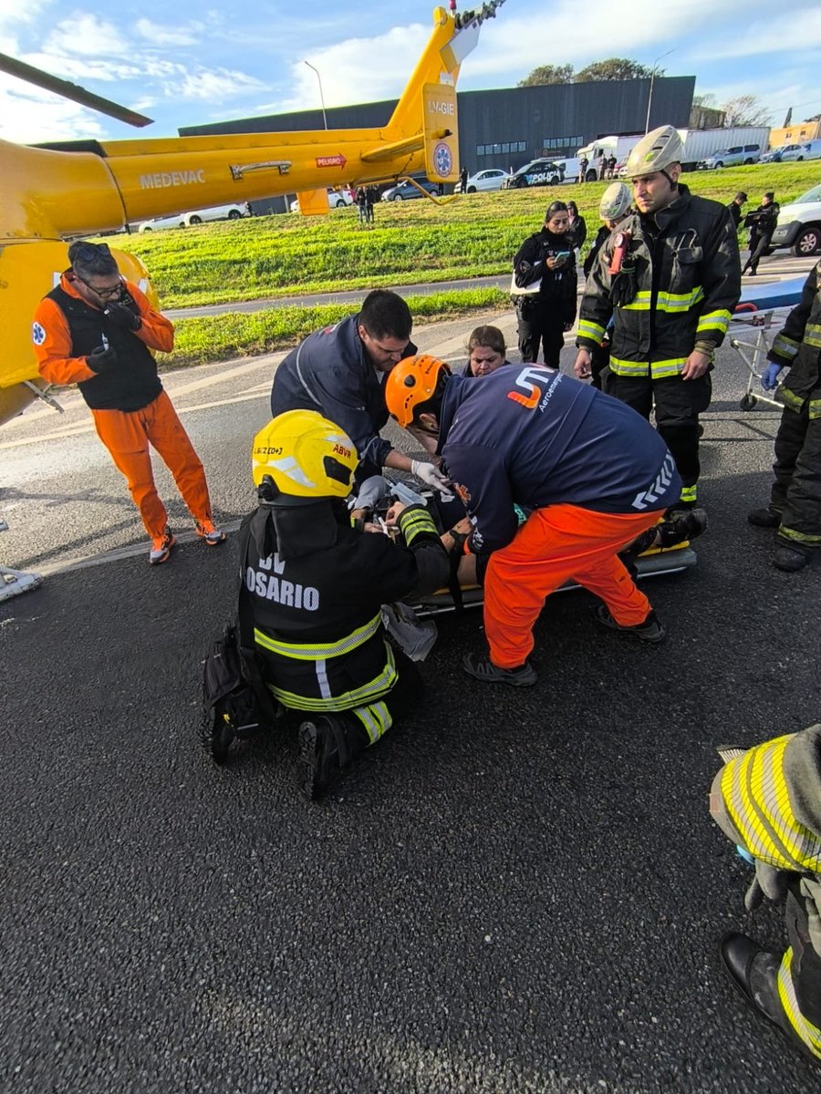 emergenciasAR's tweet photo. Trabajan en situación vial sobre Circunvalación @BombVolRosario y #sies https://t.co/0ppkU1RtIX