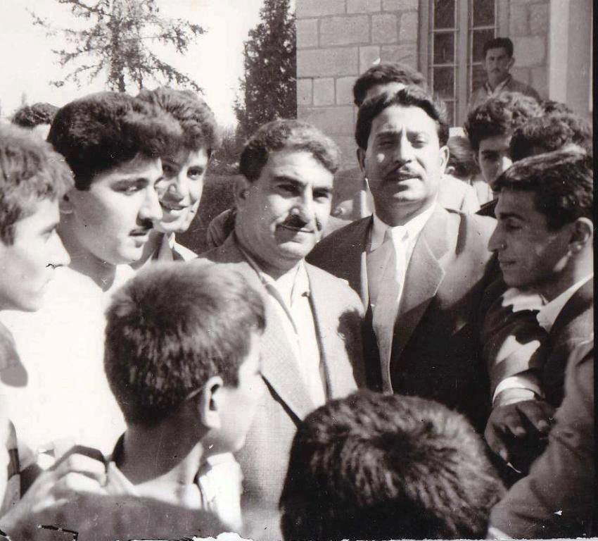 SurLeBotan's tweet photo. 1975 Cezayir Anlaşması’ndan sonra, Mela Mustafa Barzani’ye bağlı bütün peşmergeler silahlarını bıraktı. 
O dönemde Kürdistan’da Mela Mustafa Barzani’ye “işbirlikçi” ve “hain” deniliyordu. 

Ta ki Mam Celal, Raperînle Kürdistan’ı işgalden kurtarana kadar.
… https://t.co/2Tiz2nWmOK