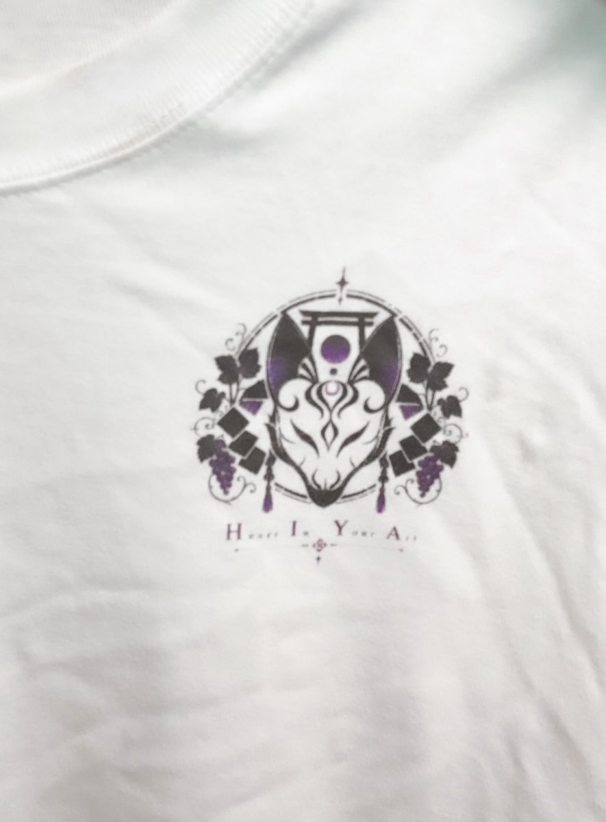 miyamoto_fox's tweet photo. 【お知らせ🦊🍇】
僕がデザインコンセプト考案のTシャツが出ます！

狐と紫を基調にテーマにしてます

イラスト・デザインとして綺麗に仕上げてくださった白湯ちゃん(@mew_8b )にも感謝🙏

販売期間：9/5 18時〜10/5 23時

販売URLは9/5に公開します！ https://t.co/6fjK1x2mpZ