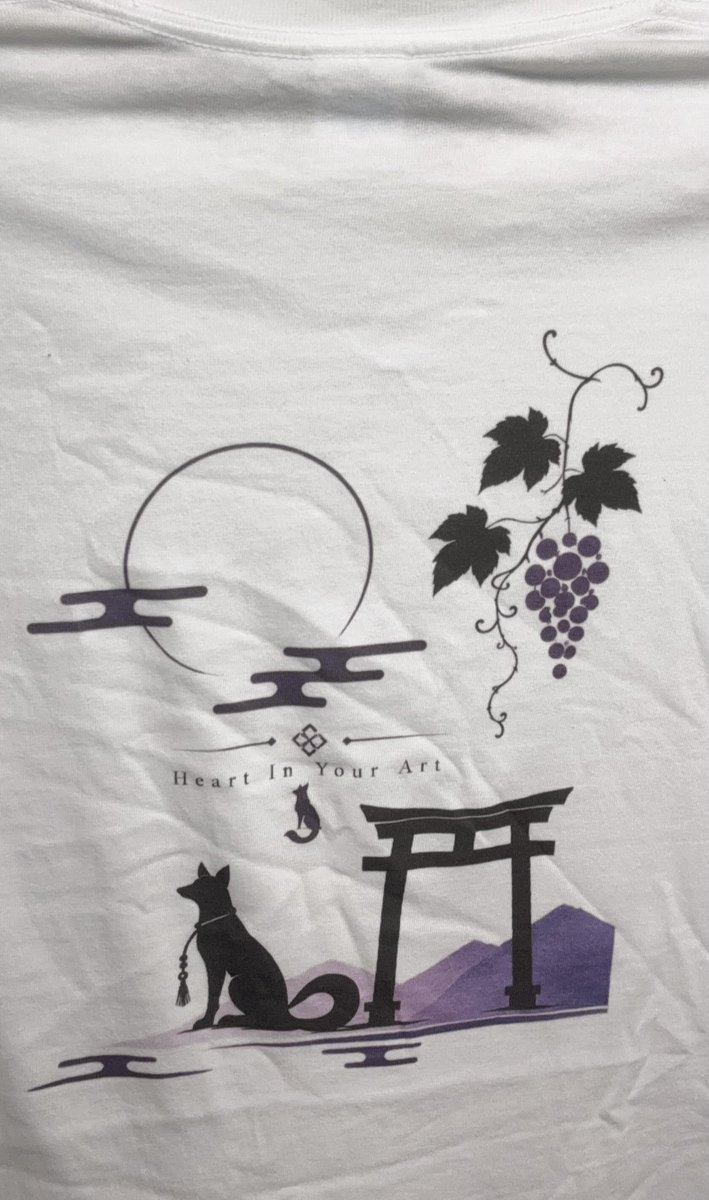 miyamoto_fox's tweet photo. 【お知らせ🦊🍇】
僕がデザインコンセプト考案のTシャツが出ます！

狐と紫を基調にテーマにしてます

イラスト・デザインとして綺麗に仕上げてくださった白湯ちゃん(@mew_8b )にも感謝🙏

販売期間：9/5 18時〜10/5 23時

販売URLは9/5に公開します！ https://t.co/6fjK1x2mpZ