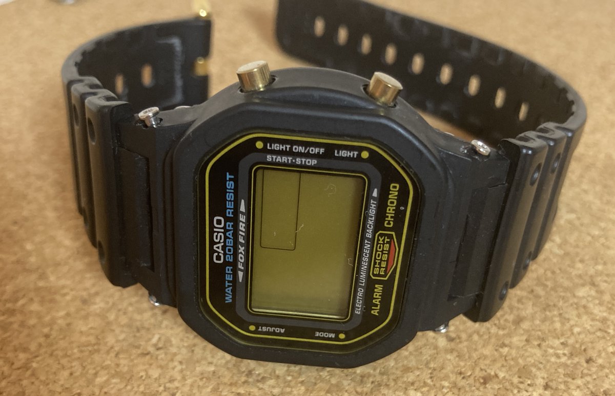 G_6131's tweet photo. まだ持ってた。
初めて買った #GShock のDW-5600E
手にしたとたんに樹脂のベゼルがボロボロに崩れ去ったｗ
96～7年あたりに買ったやつ。
「スピードモデル」の復刻版で、当時人気でなかなか見つからず、やっとげっとできたのがこのゴールドカラー。
今となってはちょいレアらしい。
そのうち直そう🔋 https://t.co/EuqicJVBpI