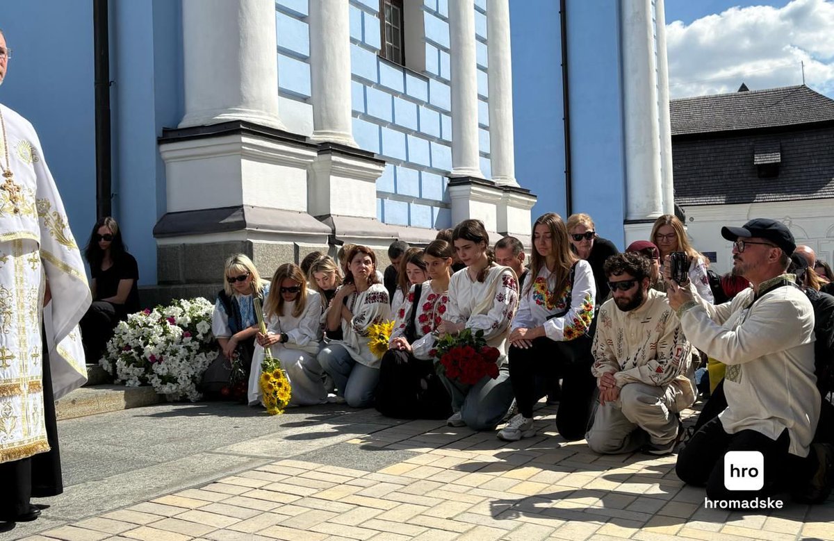 United24media's tweet photo. 🕯️ Kyiv is mourning 25-year-old paramedic Yeva Roiter, killed in a Russian double-tap strike while saving lives.

An artist and an art historian, she worked in game dev before dedicating herself to evacuating the wounded and aiding animals. 

📷: hromadske https://t.co/LgAztWs6Op