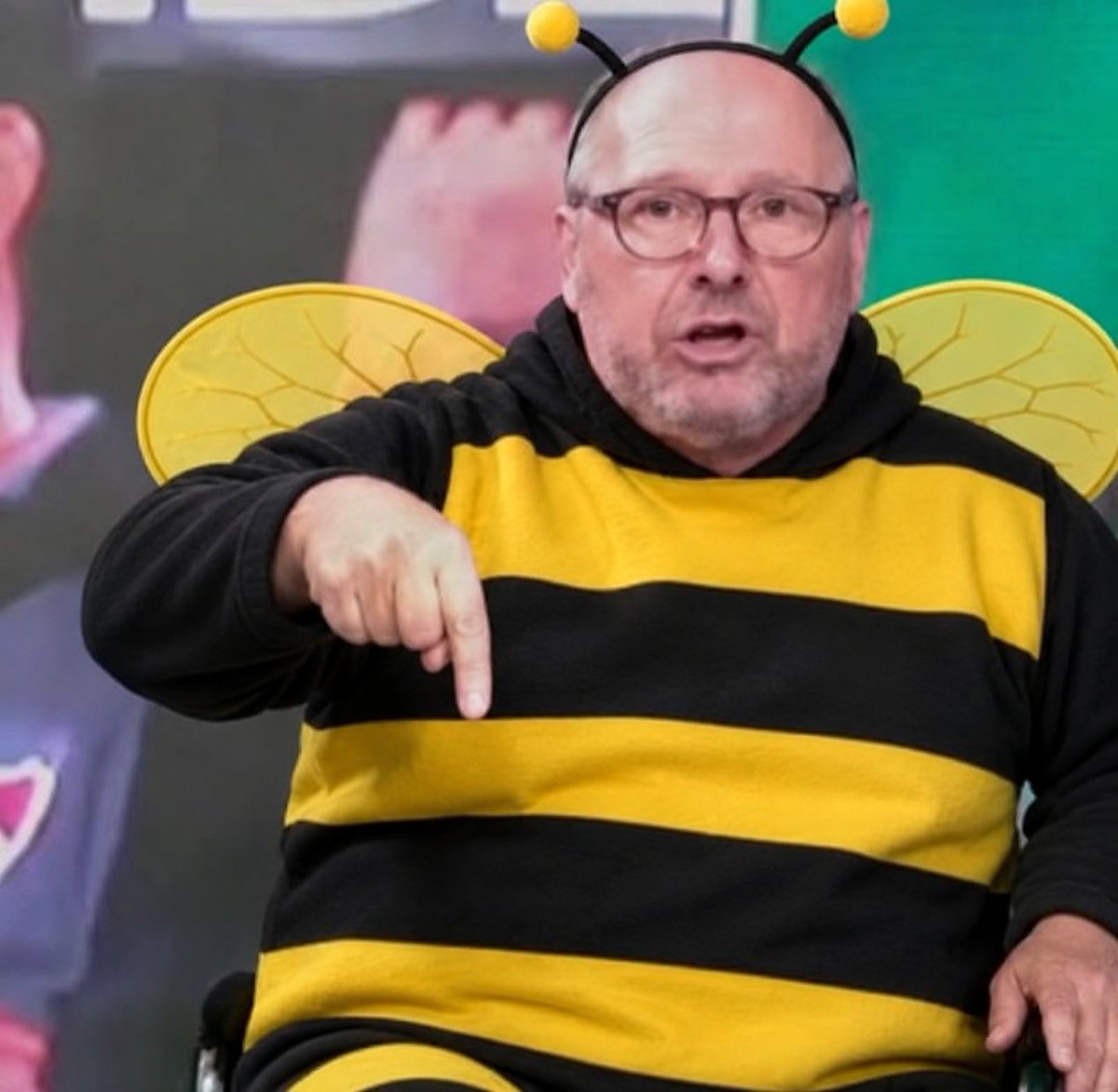 marcoscastrolt's tweet photo. Y la culpable de todo esto es la abeja reina👇😡 https://t.co/jxJ1jzDF7f