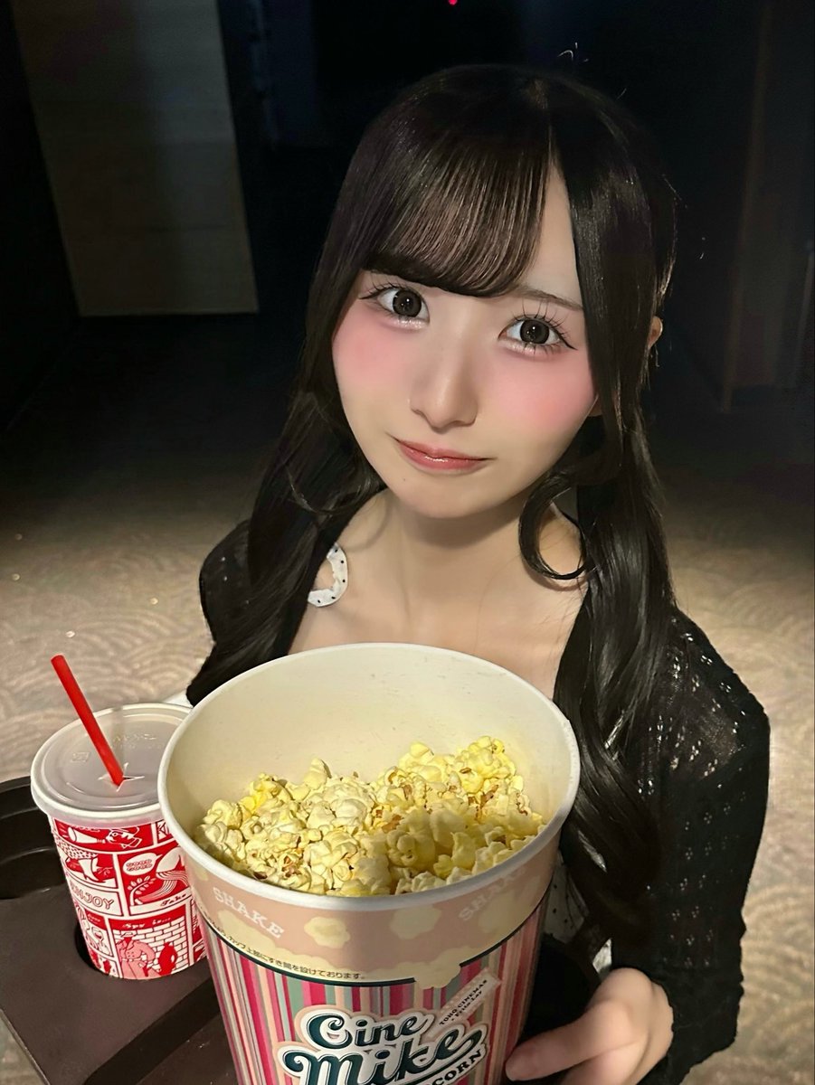 TORIKO_kotoha's tweet photo. 映画館デート行かない？♡ https://t.co/ghb6eTXjok