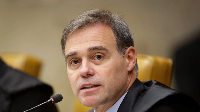 D16992D's tweet photo. @reporterenato Este cidadão se tornou juiz delegado investigador  verdadeiro senhor de tudo no Brasil Para encobrir as  malandragens  falcatruas do seu protegido político
Esse infeliz é uma cópia  de mal gosto da malfadada operação lava jato que foi o ato de maior traição da história do brasil https://t.co/kKB53P7UJm