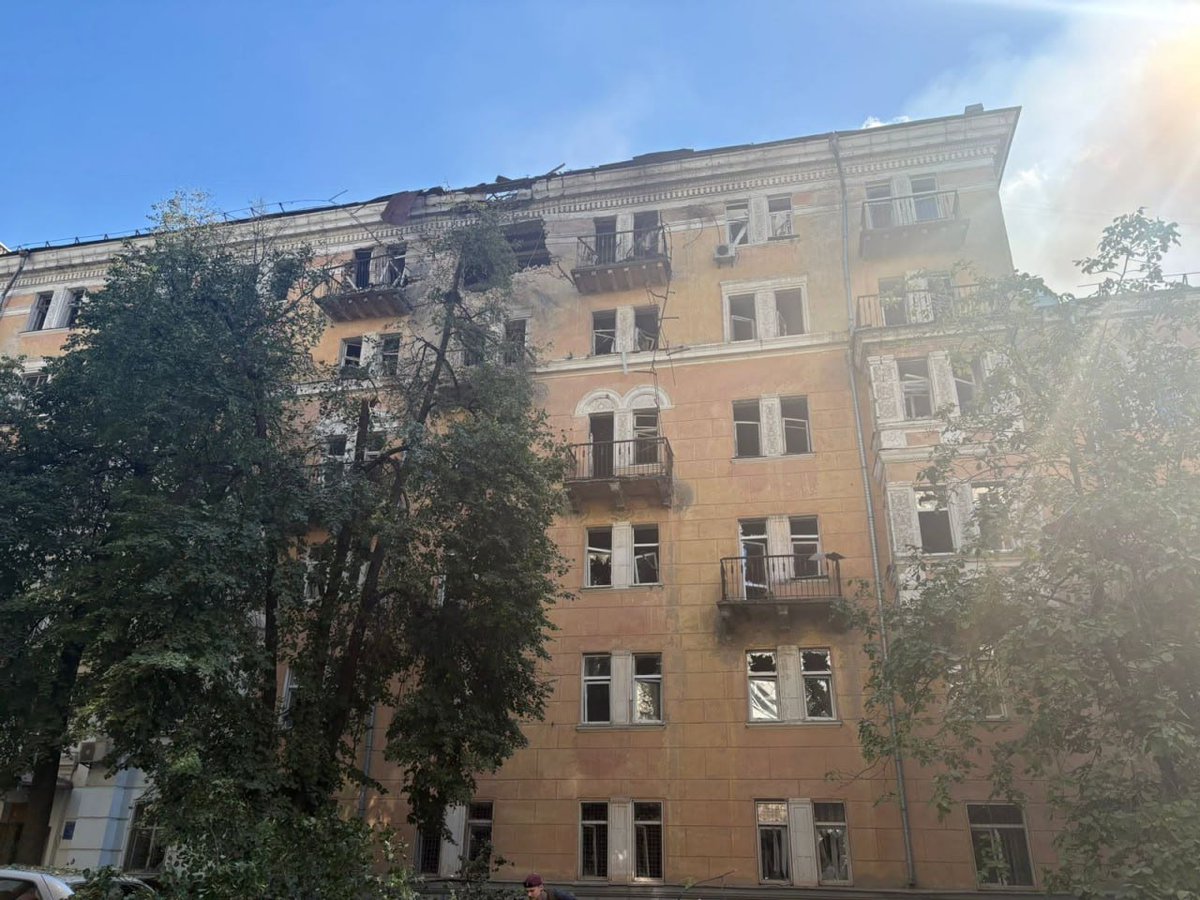 Gerashchenko_en's tweet photo. The National University of Food Technologies in the center of Kyiv after a Russian strike.

Thankfully, students and staff were in the shelter.

Just today, 7 people were injured in Kyiv by the Russian attacks. https://t.co/4k3zL78mNg