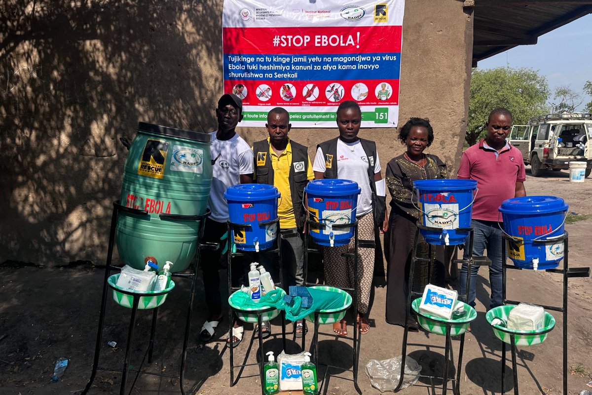 RadpiRdc's tweet photo. ITURI : À la veille de la rentrée scolaire, RADPI, en partenariat avec l'IRC, renforce les capacités des enseignants de la zone de santé de Tchomia sur le CREC pour lutter contre les rumeurs d'Ebola en milieu scolaire et distribue des kits WASH
#Radpi #IRC #Ebola #StopIntox #CREC https://t.co/1NizXHpekR