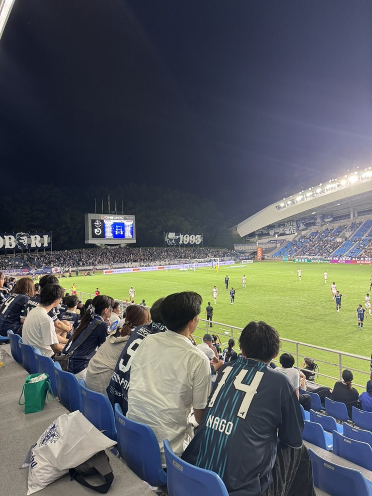 s_hasebe12's tweet photo. 仕事おわって試合見に行ってきた！
せっかくアビスパシートやったのに斜め前の人たちが立ち上がって見るせいで全然見えんで集中できんやったしお連れ様も注意してくれ💦せんならゴール裏行ってくれ💦💦💦💦💦負けたしなんなん次は勝てよ https://t.co/E4pXgIiBBw