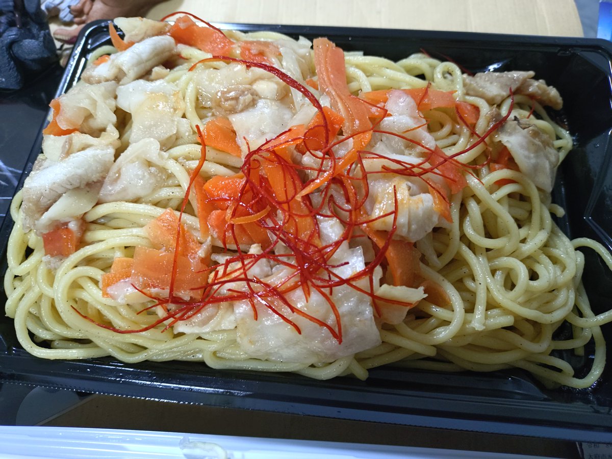 KawadaMoto's tweet photo. ただいま〜
残業終わりで半額ハンター🎶
テンション上がる😋(笑) https://t.co/Bx6Qn3bdn8