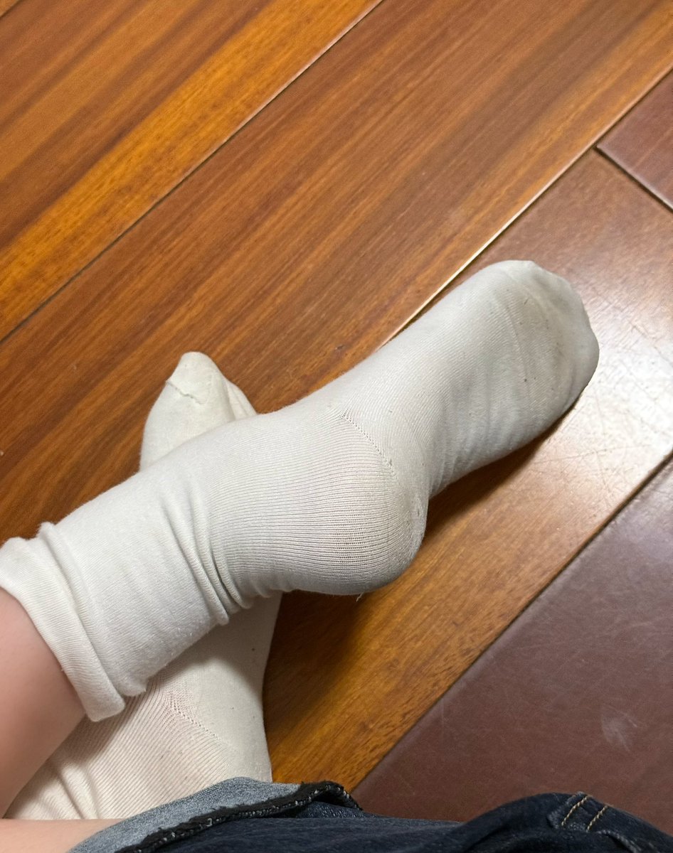 chjiy3's tweet photo. 连着两节体育课没换过袜子 酸臭味拉满了 谁来把这双带走真的好臭！૮๑′0`๑ა #原味 #原味卖家 #足控 #恋足 #小狗 #臭 https://t.co/uolMsYupcK