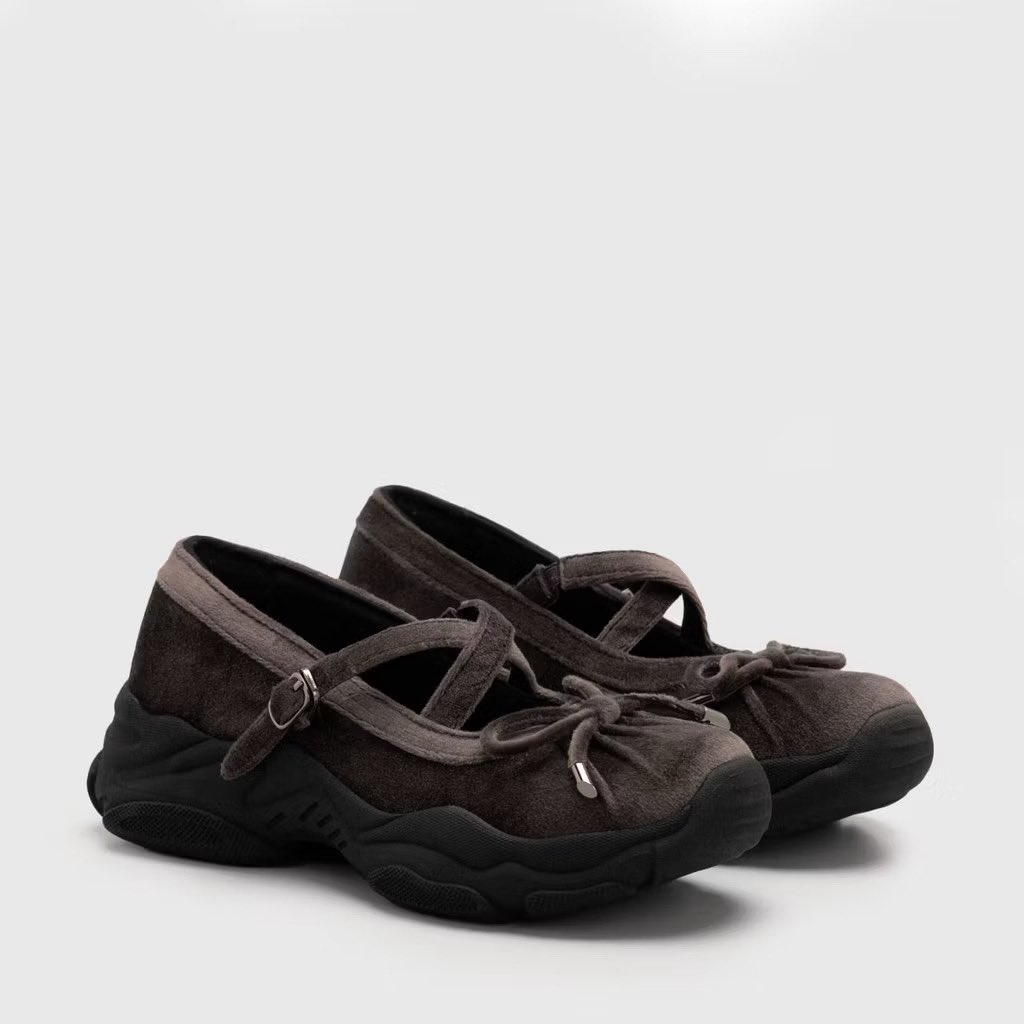 binpetitegirl's tweet photo. kirain brand luar, ternyata BRAND LOKAL
desainnya bikin salfok. bagian atasnya kaya gabungan mary jane + sneakers, solnya chunky tp bentuk sepatunya ga terlalu bulky

detail strapnya bikin punya karakter sendiri, harganya jg masih affordable👌🏻 https://t.co/MI1higF3Uw