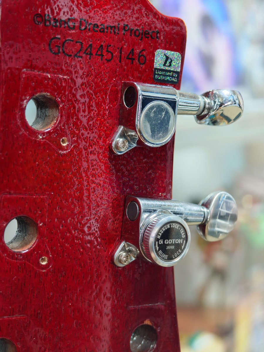 Artemis_FTH's tweet photo. あとはペグ。
本家ESP版はGOTOH SG301-05 MG-Tだけど、廉価版だとネジ穴が斜めのタイプなので、SG381を選ぶと元の穴を埋める木工がいらないので楽ちん。
穴の向き意外の差は、381は301よりもボタンまでの長さが1.5mm長いってくらいなので、ほとんど同じ。
#安らーなちゃんカスタム
#POTBELLY https://t.co/TmYCbmpVtU