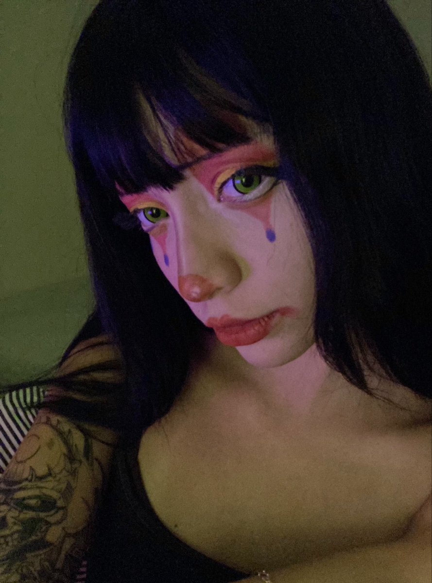 crazyfrogss_'s tweet photo. Menina palhaço https://t.co/qvYqHWZEBL