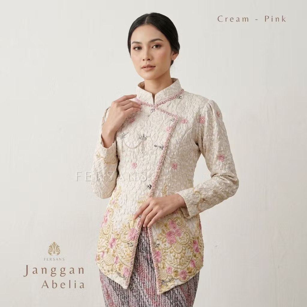 Capybarajawa's tweet photo. Ada kebaya janggan ala gadis kretek tapi versi lebih modernya, liat detail bordirnya cakep banget 🥺❤ https://t.co/J4H4YPQmi3