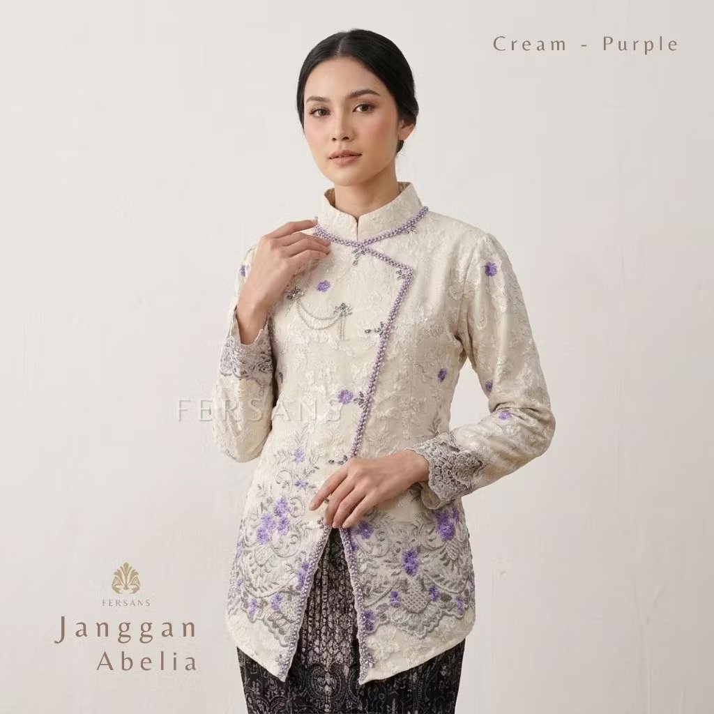 Capybarajawa's tweet photo. Ada kebaya janggan ala gadis kretek tapi versi lebih modernya, liat detail bordirnya cakep banget 🥺❤ https://t.co/J4H4YPQmi3