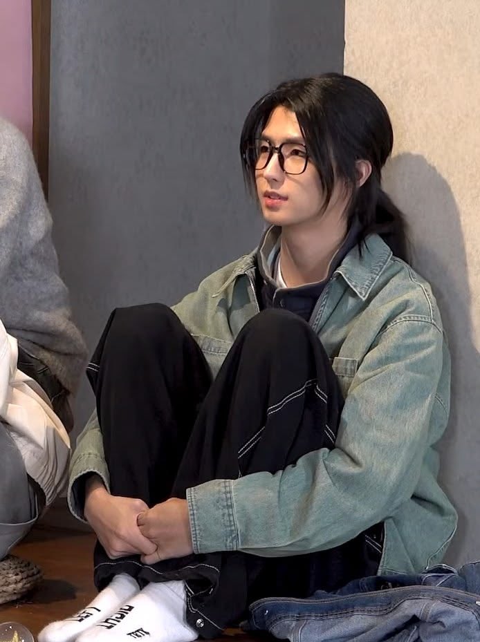 hanhyeohgjun's tweet photo. @ohseungmiyn Guys, he’s bullying me again https://t.co/SejZPrKpj7