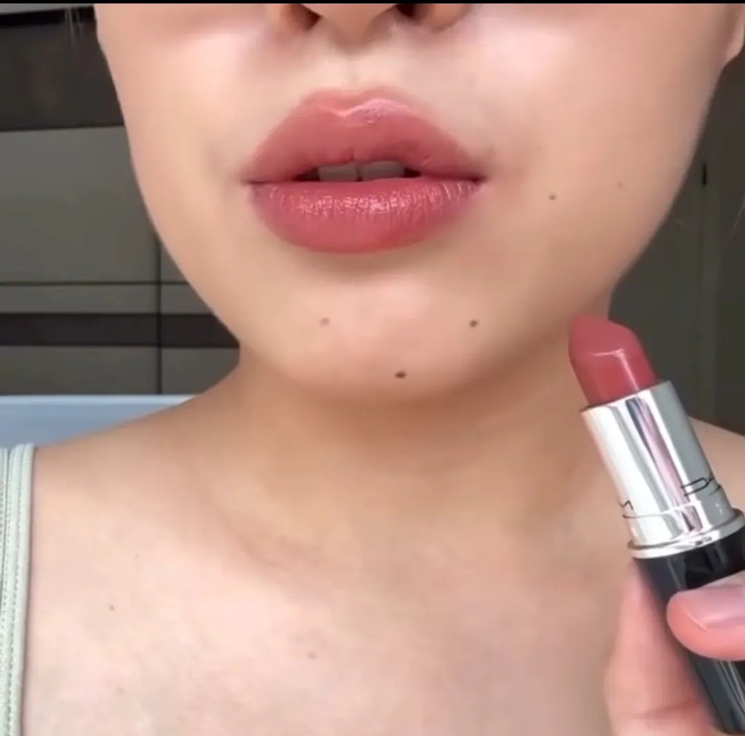 hanumputria20's tweet photo. Nggak perlu ke Sephora lagi sayyyyyy. 
Kulit sawo mateng cocok nih pakai shade ini. Fix bakal repurchase 😭 https://t.co/EfAaIKJqvl