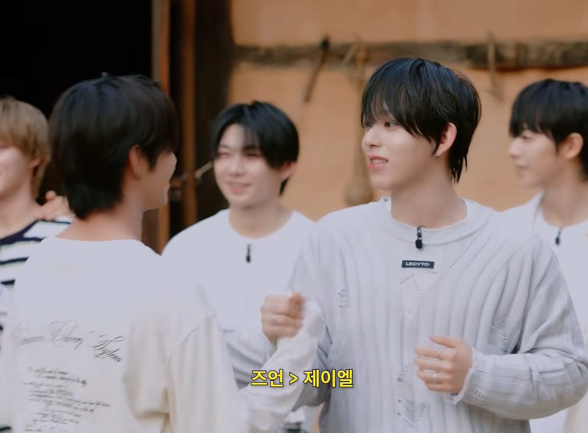 chihenxjl's tweet photo. "You go stand behind whichever member you want."

ChihJay 🤭🫠 https://t.co/AriRkPEBx0