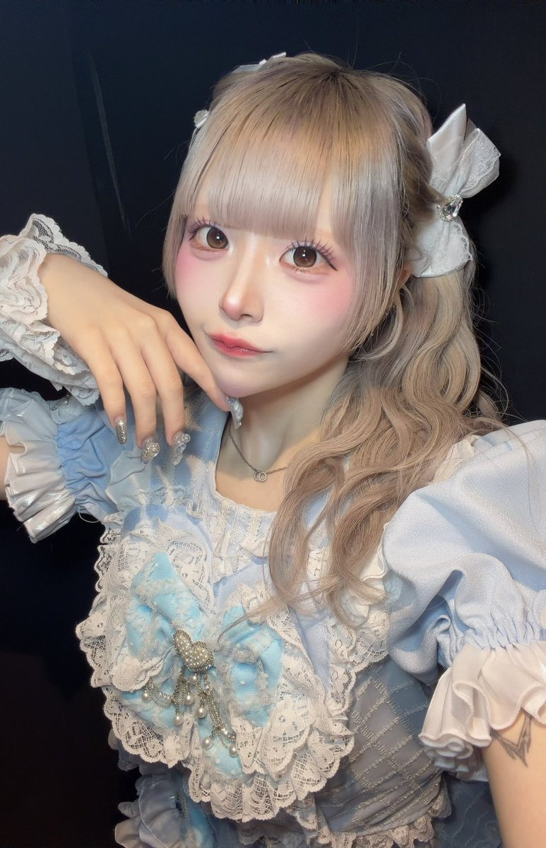 hatena_naz0's tweet photo. なんと…‼️

この度、MADOROMI-マドロミ-さんの『大切な推死らせ』のMVに出演させていただきました！

初めてのMV出演のお仕事で、慣れないことばかりでしたが、一つひとつ全力で演技をさせていただきました✨️

そして何より『大切な推死らせ』は本当に素敵な楽曲なので、ぜひMVとあわせてたくさん聴いていただけたら嬉しいです！

ぜひご覧ください🖤🧬