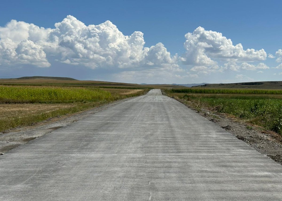 Ademcalkin's tweet photo. 📍Akyaka - Büyükpirveli - Küçükaküzüm Yolu

İlçelerimizde yol yapım çalışmalarımız büyük bir gayret ve özveri ile devam ediyor.

3,8 Km uzunluğundaki, Akyaka'mız Büyükpirveli - Küçükaküzüm Grup Köy Yolumuzdaki çalışmaları, İl Başkanımız Muammer Sancar, Akyaka Kaymakamımız Sayın İsmail Demirtaş ile birlikte yerinde inceledik, İl Genel Sekreterimiz Fatih Tekçan çalışmalar hakkında bilgi verdi.

Serhat şehrimizi güzelleştirmeyi sürdürüyoruz.
Yolumuzu kıymetli köylülerimiz güle güle kullansınlar.
#AkyakaİçinCanlaBaşla