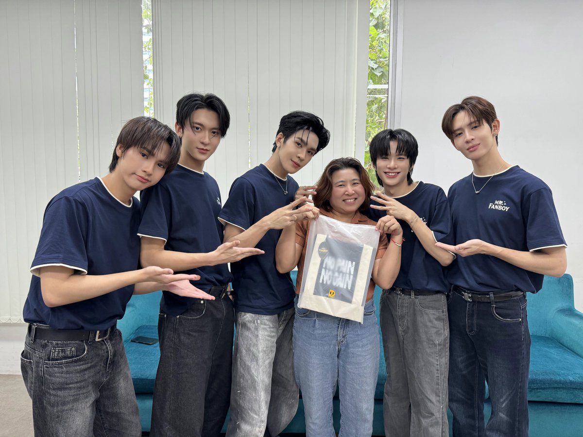 DomundiTV's tweet photo. จบลงไปแล้วสำหรับ “รักสุดใจนายแฟนบอย Mr. Fanboy Series Press Tour” 📸✨

ขอขอบคุณ @onebunterng @onenews31 @NewsBunterng @KhaosodOnline @TheEntTH “MooDuSeries” “Onmaiway” @Hello_asian @_24News_  @webstarupdate และ @NineEntertain ที่ให้เกียรติ “อู่อู๋” “เซฟ” “เจมส์ศุ” “ริวจิน” และ “แพทจิ” ได้มาร่วมพูดคุยและโปรโมทซีรีส์ “รักสุดใจนายแฟนบอย Mr. Fanboy Series” ในวันนี้นะคะ 🥰

ขอบคุณแฟน ๆ ทุกคนที่ติดตามและส่งกำลังใจให้กับนักแสดงทุกคนในการเดินสายโปรโมทซีรีส์ในวันนี้ด้วยนะคะ 🫶🏻✨️

MR FANBOY PRESS TOUR
#เดินสายไปกับแฟนบอย