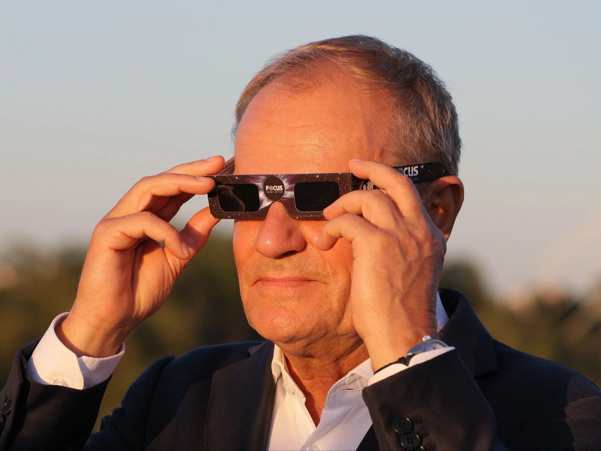 DareckiDarkman's tweet photo. @donaldtusk Panie Premierze, Westerplatte wypatrywać wypada, ale proszę pamiętać, że lornetki ustawiamy na północ, a nie w stronę Berlina ! https://t.co/m642PBijgC
