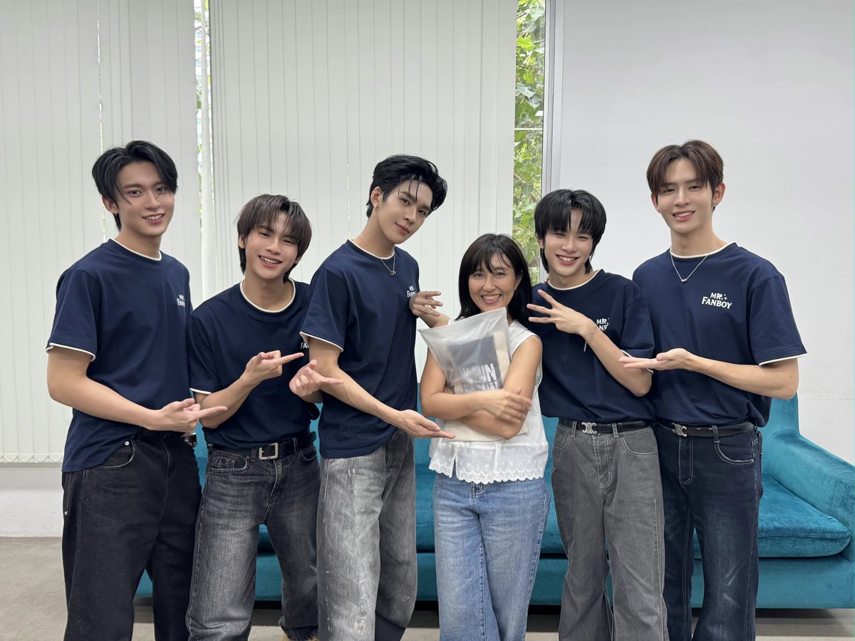 DomundiTV's tweet photo. จบลงไปแล้วสำหรับ “รักสุดใจนายแฟนบอย Mr. Fanboy Series Press Tour” 📸✨

ขอขอบคุณ @onebunterng @onenews31 @NewsBunterng @KhaosodOnline @TheEntTH “MooDuSeries” “Onmaiway” @Hello_asian @_24News_  @webstarupdate และ @NineEntertain ที่ให้เกียรติ “อู่อู๋” “เซฟ” “เจมส์ศุ” “ริวจิน” และ “แพทจิ” ได้มาร่วมพูดคุยและโปรโมทซีรีส์ “รักสุดใจนายแฟนบอย Mr. Fanboy Series” ในวันนี้นะคะ 🥰

ขอบคุณแฟน ๆ ทุกคนที่ติดตามและส่งกำลังใจให้กับนักแสดงทุกคนในการเดินสายโปรโมทซีรีส์ในวันนี้ด้วยนะคะ 🫶🏻✨️

MR FANBOY PRESS TOUR
#เดินสายไปกับแฟนบอย