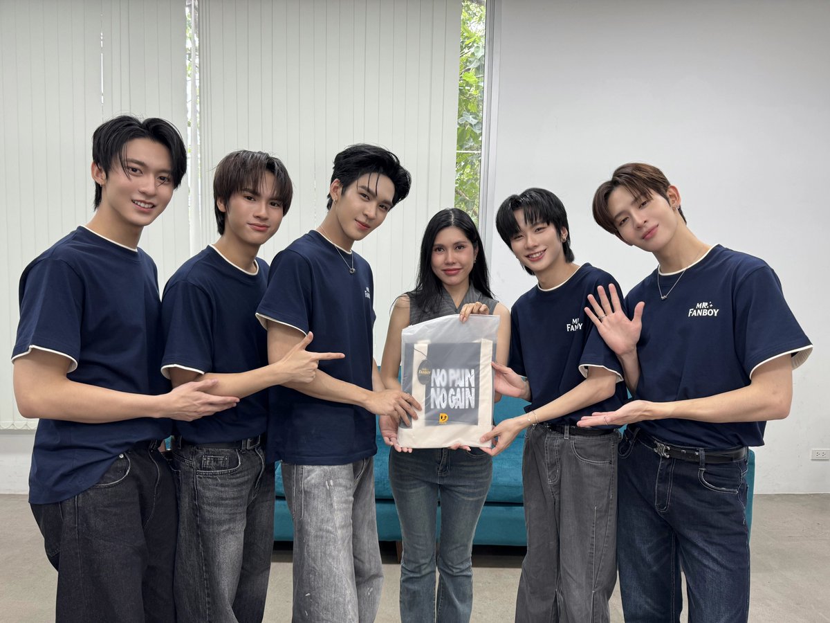 DomundiTV's tweet photo. จบลงไปแล้วสำหรับ “รักสุดใจนายแฟนบอย Mr. Fanboy Series Press Tour” 📸✨

ขอขอบคุณ @onebunterng @onenews31 @NewsBunterng @KhaosodOnline @TheEntTH “MooDuSeries” “Onmaiway” @Hello_asian @_24News_  @webstarupdate และ @NineEntertain ที่ให้เกียรติ “อู่อู๋” “เซฟ” “เจมส์ศุ” “ริวจิน” และ “แพทจิ” ได้มาร่วมพูดคุยและโปรโมทซีรีส์ “รักสุดใจนายแฟนบอย Mr. Fanboy Series” ในวันนี้นะคะ 🥰

ขอบคุณแฟน ๆ ทุกคนที่ติดตามและส่งกำลังใจให้กับนักแสดงทุกคนในการเดินสายโปรโมทซีรีส์ในวันนี้ด้วยนะคะ 🫶🏻✨️

MR FANBOY PRESS TOUR
#เดินสายไปกับแฟนบอย