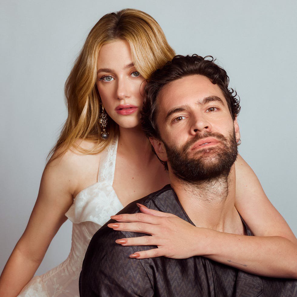 lilireinhartbrs's tweet photo. MEU DEUS -❤️‍🔥Lili Reinhart e Tom Bateman são capa da edição  da revista ELLE. https://t.co/Ht2lpzMzTt
