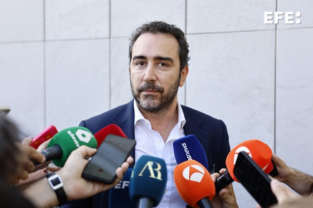 EFEnoticias's tweet photo. La Fiscalía Europea implica a Víctor de Aldama en una red que desvió 27,9 millones de euros a Portugal.

https://t.co/Lizf6hDbUN https://t.co/elj2hKMVbi
