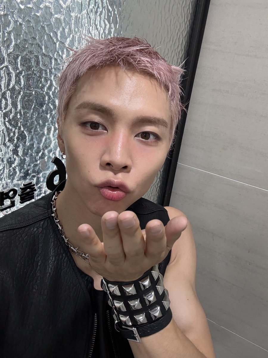 doyoungfreckles's tweet photo. PINK JOHNNY SALVA VIDAS https://t.co/s8oLbzcsIj