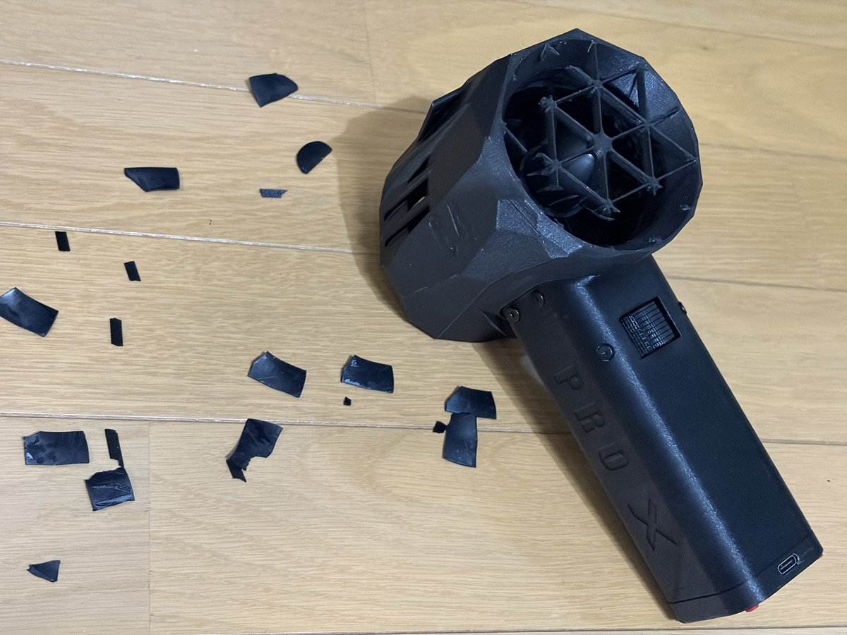 emitz0's tweet photo. 注意喚起⚠️
アリエクで売ってるX64って言うブロワーは高速回転中にファンが壊れて飛び散って超危険‼️
腕から少し流血したレベルで済んでますが、もし顔に飛んできたらと思うと怖すぎる。
洗車に便利で気に入ってたけど、危ないから絶対使っちゃダメー‼️‼️ https://t.co/rENDLMMUhS