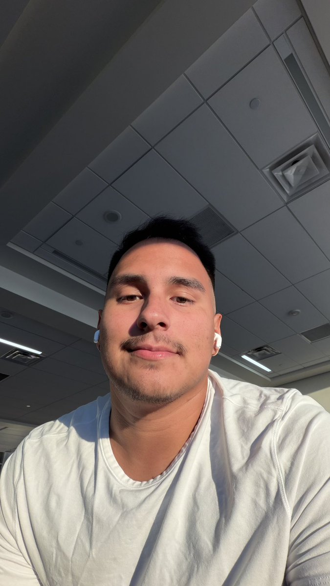 StephonRamos's tweet photo. waiting for my flight https://t.co/RxHJ8wXeq7