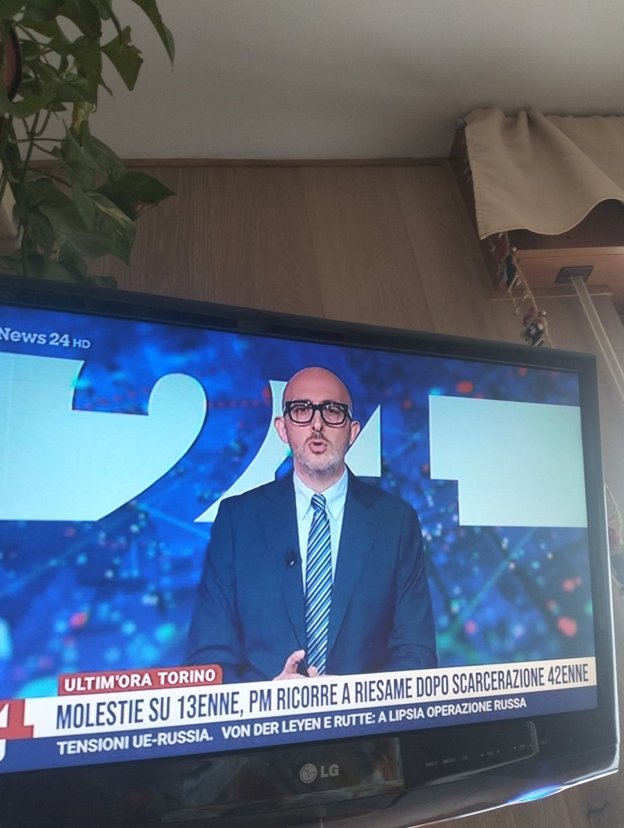 davideefau's tweet photo. @bergomifabio @YouTube maestro da quanto lavora a rai news 24? https://t.co/aBZ0wipGt7