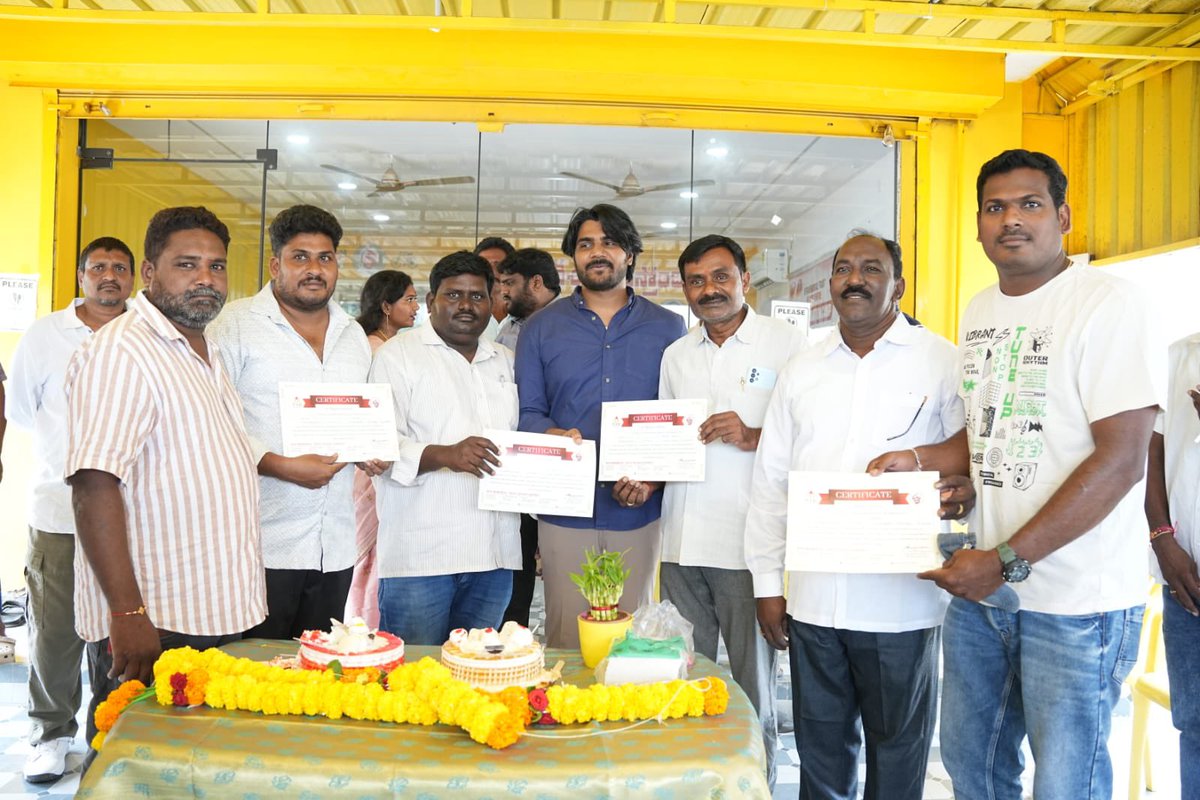 gandi_babji's tweet photo. 🎉 అంబరానంటిన గండి బాబ్జి గారి జన్మదిన వేడుకలు 🎂
ప్రజల మన్ననలు పొందిన గండి బాబ్జి గారి జన్మదినాన్ని పురస్కరించుకుని పలు సేవా కార్యక్రమాలు
#Sep01 #TDP #TDPFamily #TDPPendurthi #TeamGandi
#PendurthiTDP #WeSupportTDP
#GandiBabji #HappyBirthdayGandiBabjisir
#GandiBabjiForPeople https://t.co/sb7hascBWM