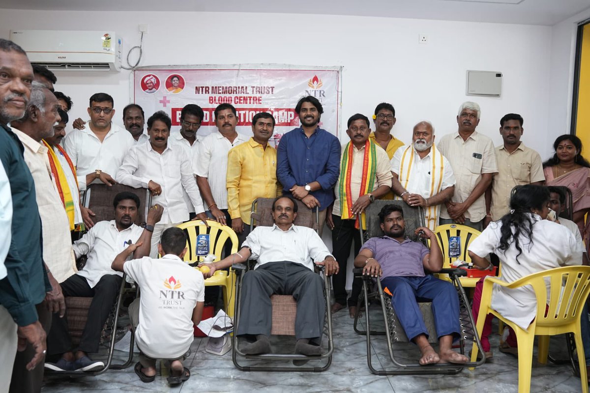 gandi_babji's tweet photo. 🎉 అంబరానంటిన గండి బాబ్జి గారి జన్మదిన వేడుకలు 🎂
ప్రజల మన్ననలు పొందిన గండి బాబ్జి గారి జన్మదినాన్ని పురస్కరించుకుని పలు సేవా కార్యక్రమాలు
#Sep01 #TDP #TDPFamily #TDPPendurthi #TeamGandi
#PendurthiTDP #WeSupportTDP
#GandiBabji #HappyBirthdayGandiBabjisir
#GandiBabjiForPeople https://t.co/sb7hascBWM