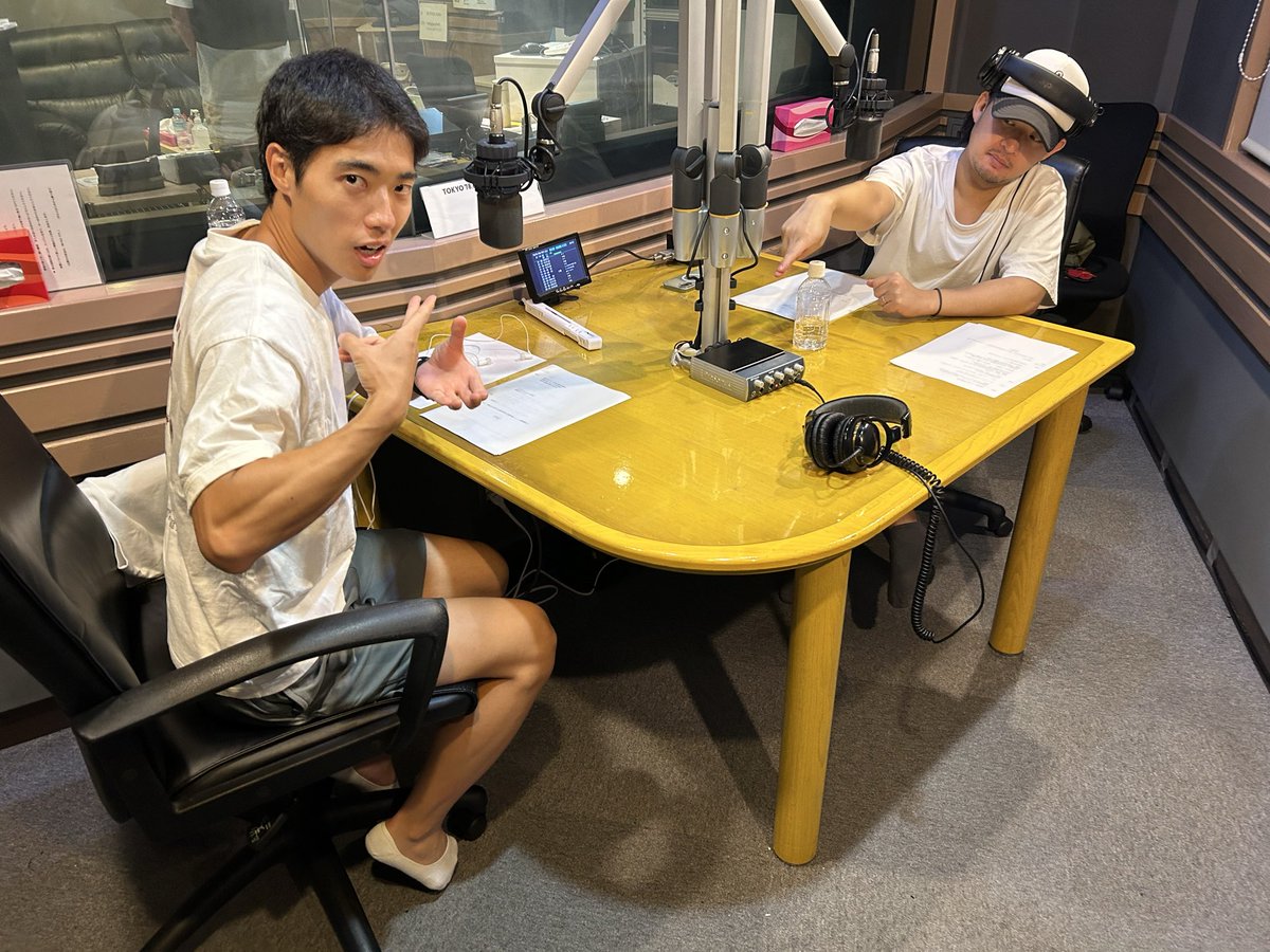 fmfujiyonsen's tweet photo. 四千ミルク！！今夜も生放送！！🥢🥩🔥

#四千ミルク #四千頭身 https://t.co/Q7XSOWh4yX