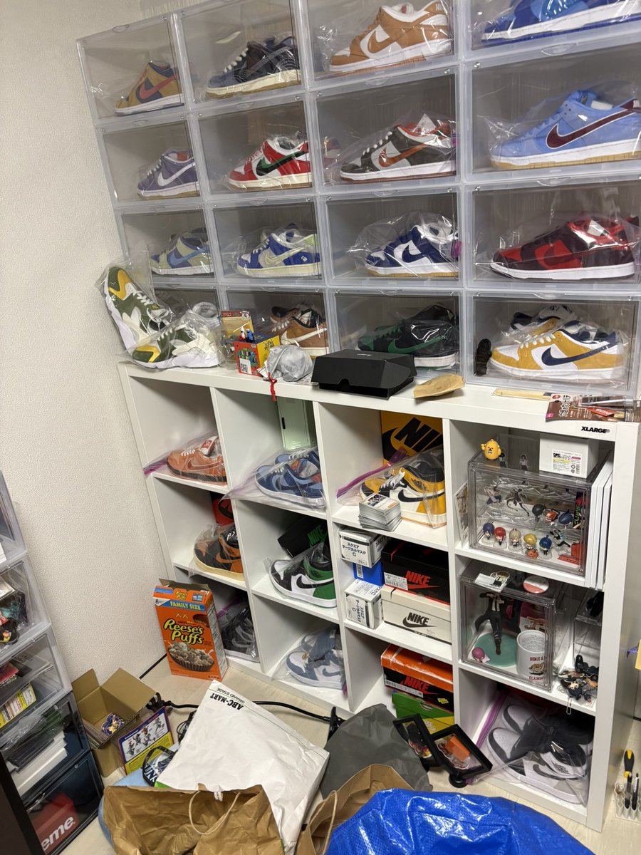 STpower926's tweet photo. 床が散らかりすぎて棚まで行けない
動画編集をやめて片付け優先にしよう！！！！！！！！！！！！！！！✌️ https://t.co/56sVvn9FCJ