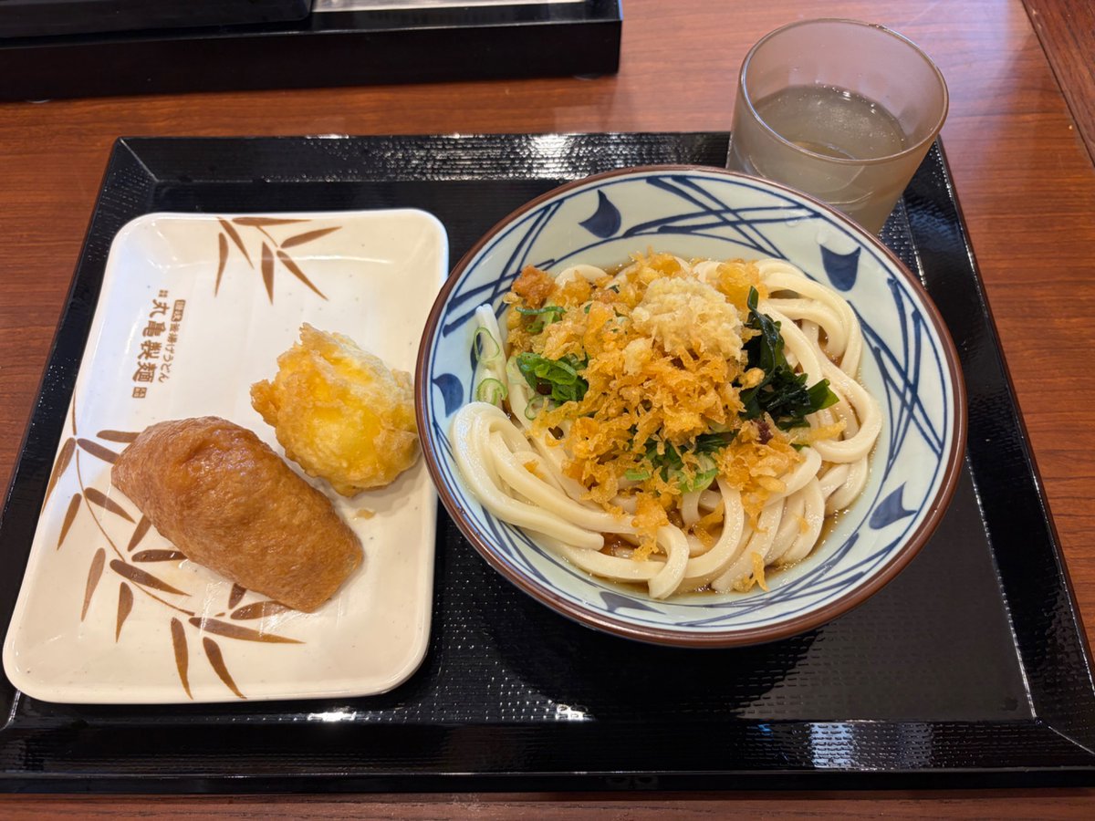 trigger_triple's tweet photo. 昨日の昼は毎月1日は丸亀製麺が半額やってるってのを思い出して行ってみた
外食で500円ちょっとって久しぶり過ぎて感動 https://t.co/QV4BQeFNTV