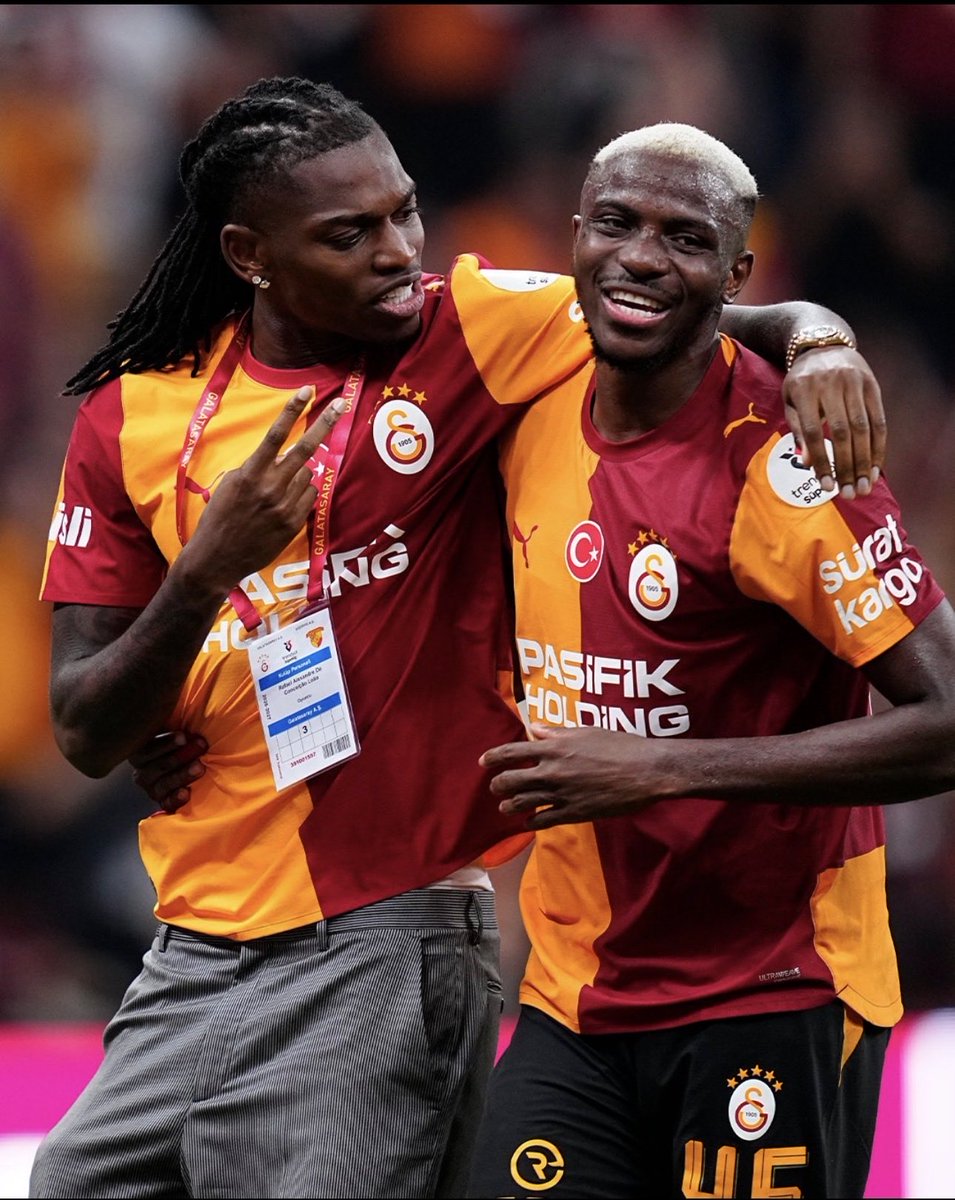 Ori5b73's tweet photo. Neden bu ikisini bir araya getirsinler, kanlı olmak üzere 😁🔥💛❤️. #galatasaraySK #galatasaray❤️💛 #GSfans #victorosimhen #rafaelleao https://t.co/qAbzpwpuQc