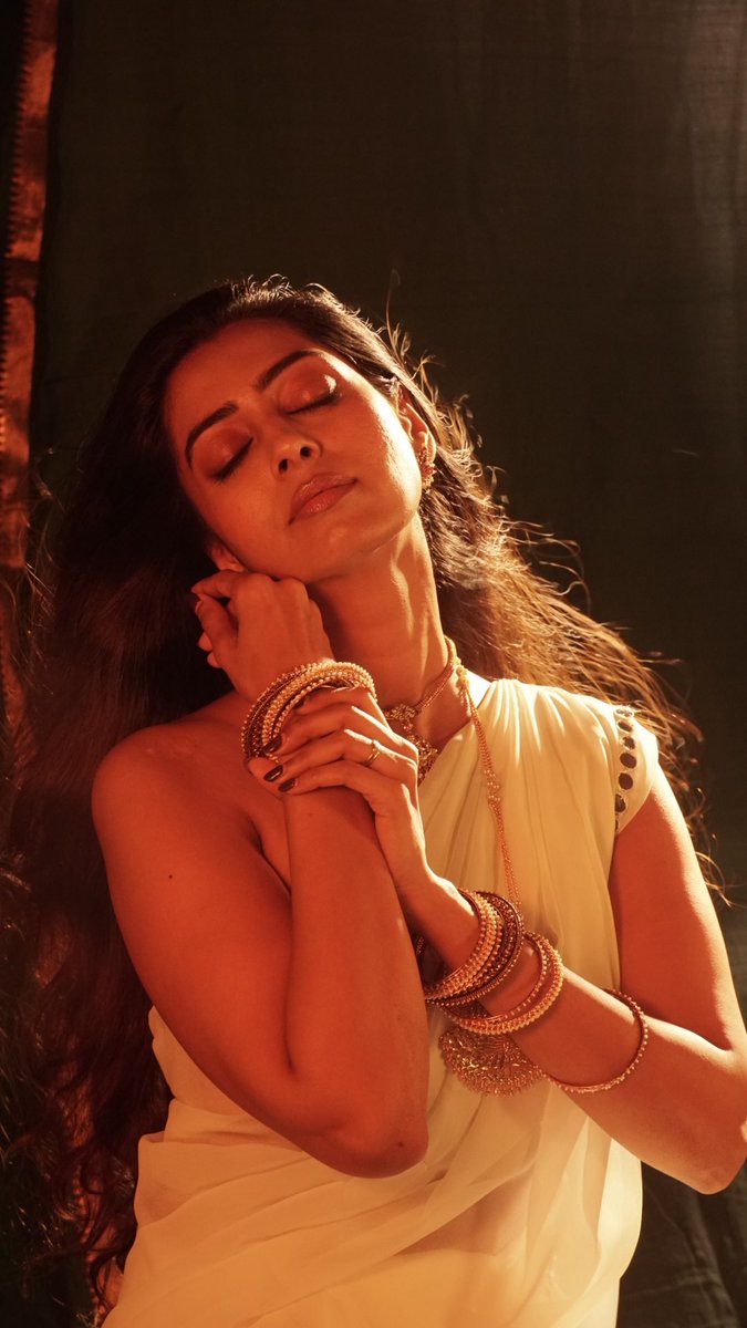 Gkuhasini's tweet photo. Vennmathi pol oru Sundari... but with a little more magic.
Hmua and styling @makeupbymanee_
Concept and photography @subashsundramoorthy
Saree draping @kkstyles_pleats
Saree @laksharaa.my
Accessories @mvsecretboutique_jewellery https://t.co/2XAXBGDANl