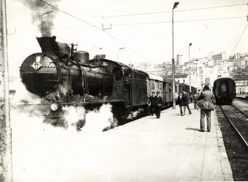 todDM53izjASpRe's tweet photo. BEOGRADSKA ŽELEZNIČKA STANICA 👀
Ispraćaj poslednje parne lokomotive sa redovnog saobraćaja marta 1973. 🚂🚃🚃🚃

p.s 
Kasnije su se koristile dve ispravne parne lokomotive koje su vozile turistički voz Romantiku. https://t.co/dabbJepmrA