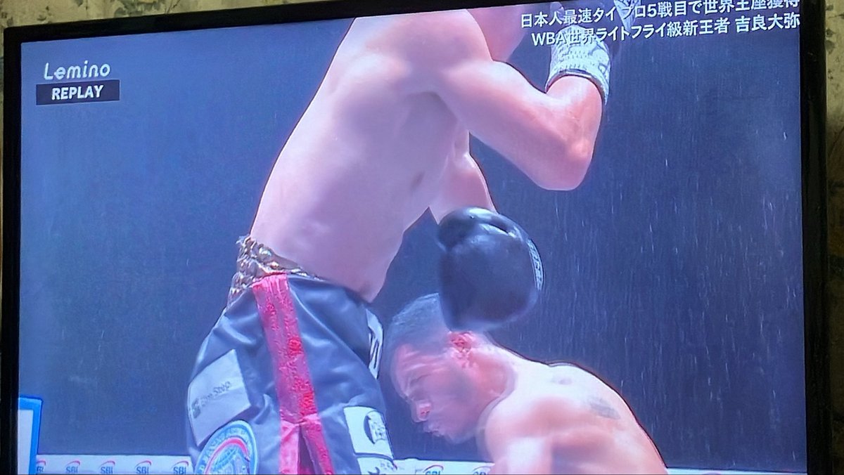 Oz5151s's tweet photo. 父とLeminoで観戦。個人的には厳しいと思っていたけど、吉良大弥選手が見事TKO勝利!
2度目のダウンの瞬間、思わず「おわっ」と。父も「すげぇ。」の一言。
WBA世界ライトフライ級新王者、おめでとうございます！！！！！ https://t.co/6KVxPmP4JN
