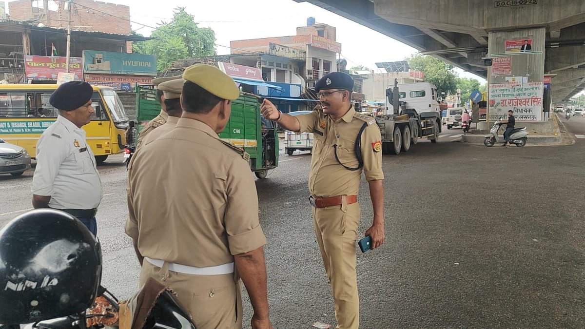 lucknowtraffic's tweet photo. आज ACP(T), दक्षिणी श्री राधा रमण सिंह महोदय द्वारा जुनाबगंज तिराहा का स्थलीय निरीक्षण कर यातायात व्यवस्था को और अधिक सुगम एवं सुव्यवस्थित बनाने हेतु संबंधित को आवश्यक दिशा-निर्देश दिए गए।
#TrafficManagement #RoadSafety #saferoad https://t.co/sReml7kgGv