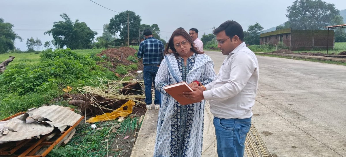 dindoridm's tweet photo. कलेक्टर श्रीमती अंजू पवन भदौरिया ने झिंझरी एवं इमलई मॉल छापर टोला में NH रोड निर्माण कार्य का निरीक्षण कर निर्धारित मानकों के अनुरूप गुणवत्तापूर्ण निर्माण सुनिश्चित करने के निर्देश दिए।
#collectordindori #jansampark #NHRoad https://t.co/R4sojUSQWa